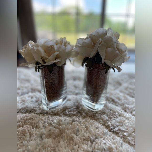 ⭐️ 2 fake floral glass vase arrangements. Not plastic. - Picture 5 of 9